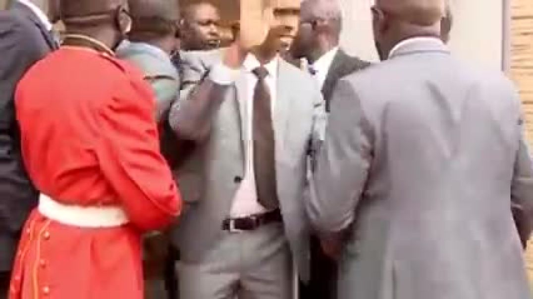 ⁣drama as Raila's bodyguards are roughed up by Military security, as they tried to enter through