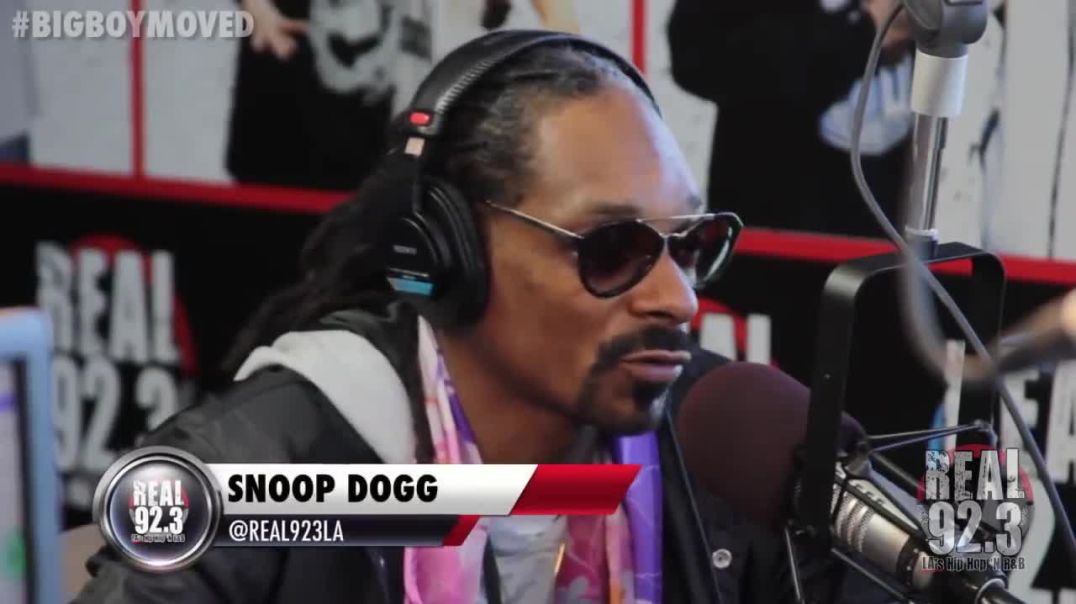 ⁣Snoop Dogg Freestyles Over His Own Beats