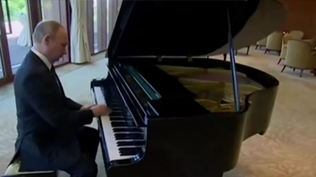 ⁣Putin Plays Snoop Dogg On the Piano