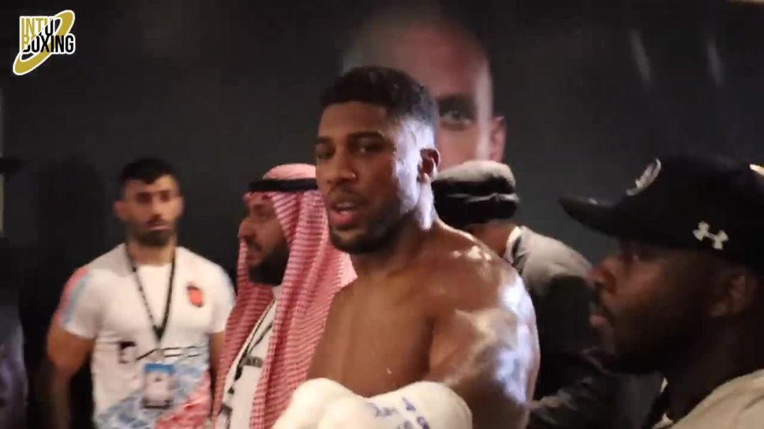 ⁣“WHO THE FK YOU TALKING TO” ANTHONY JOSHUA FIRES BACK AT BACKSTAGE COMMENTS AFTER USYK LOSS