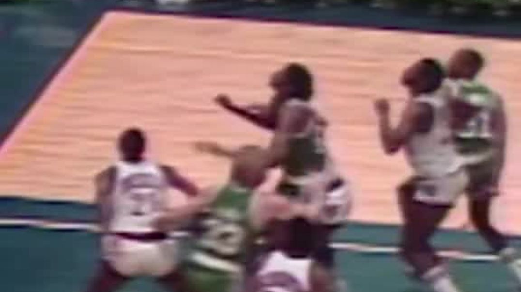 ⁣Take a look back at this dominating performance by Larry Bird in 1980 on Christmas Day!