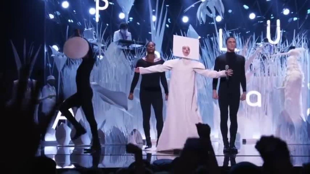 Lady Gaga Performs ‘Applause’ at the 2013 VMAs MTV Music