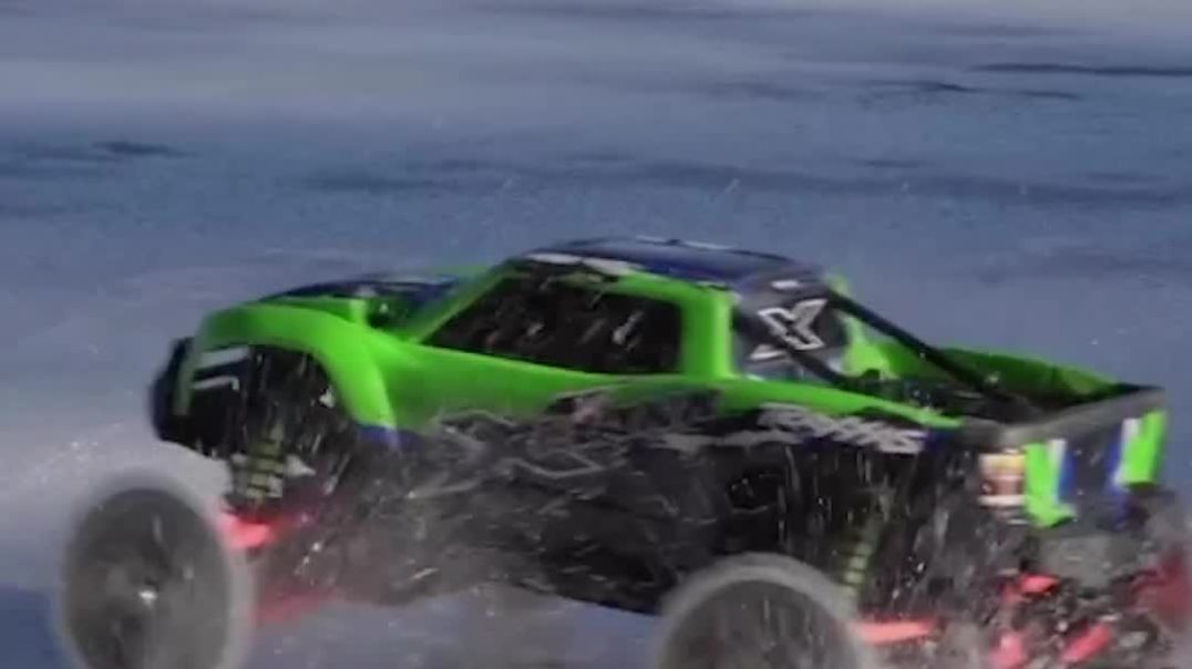 ⁣This RC car with razor blade wheels can cut through ice 😳🔥