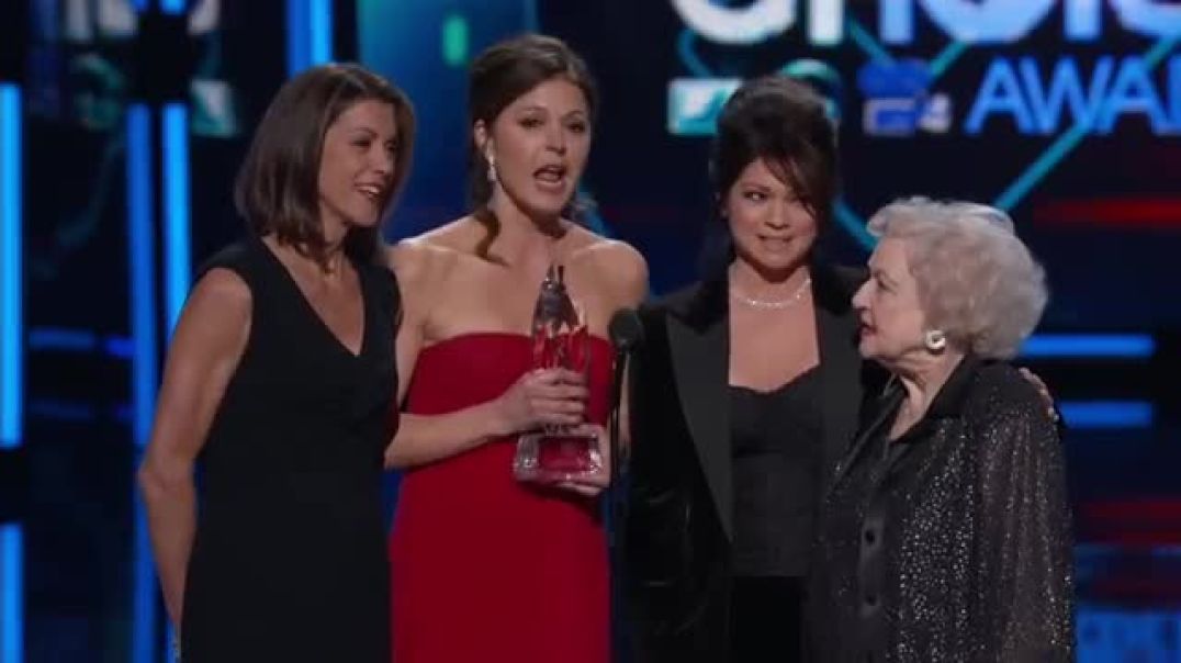 ⁣The People's Choice for Favorite TV Cable Comedy is  Hot in Cleveland E! People's Choice A