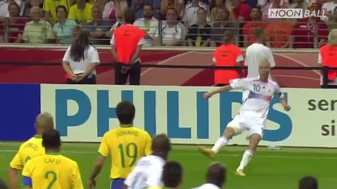 ⁣Ronaldinho and Ronaldo will never forget Zinedine Zidane's  performance in this match