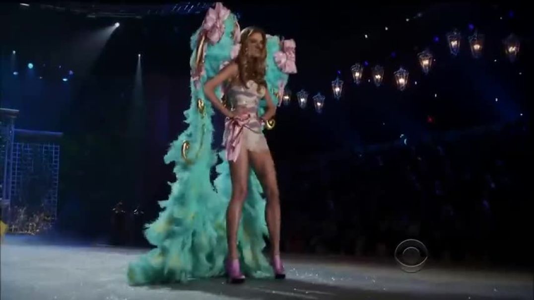 ⁣Rihanna Diamonds Live Victoria's Secret Fashion Show 2012 1080p HD
