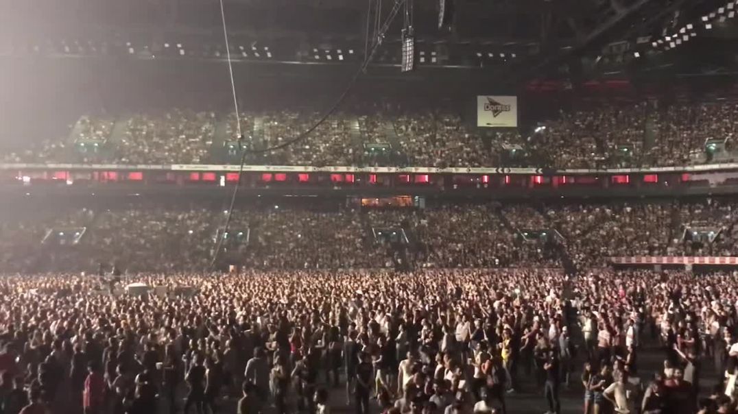⁣45000 people singing Queen