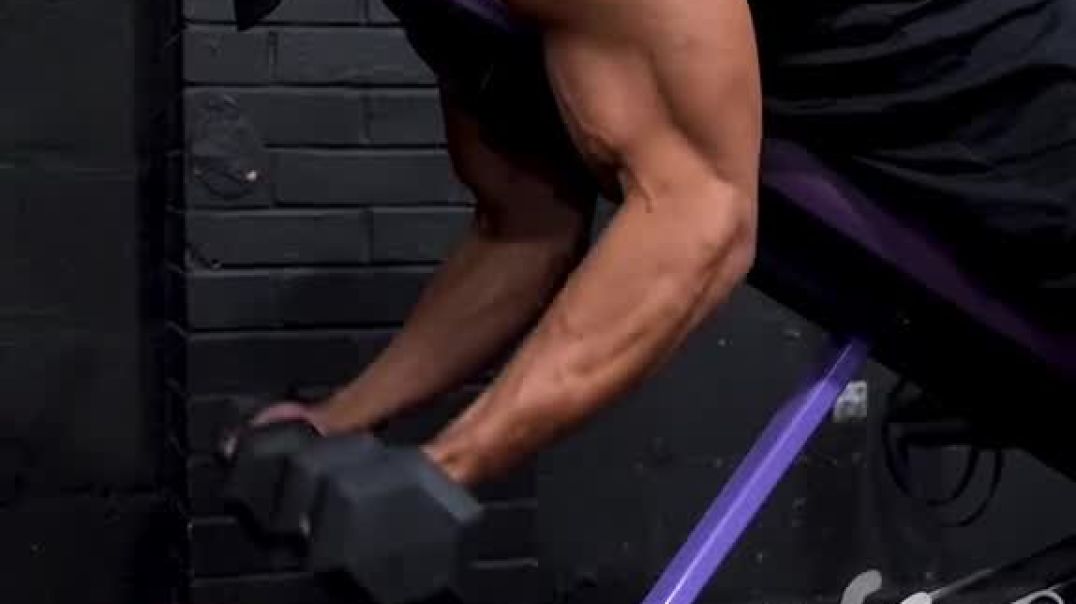 ⁣Try this BICEP CURL tip on your next upper session 💪🏽