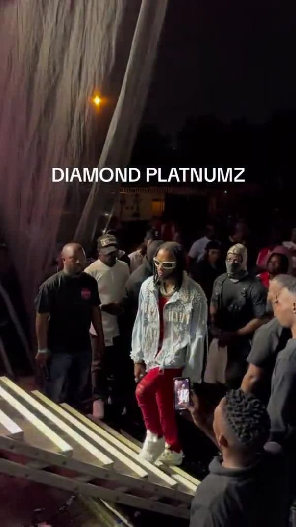 ⁣This diamondplatnumz entrance on stage!