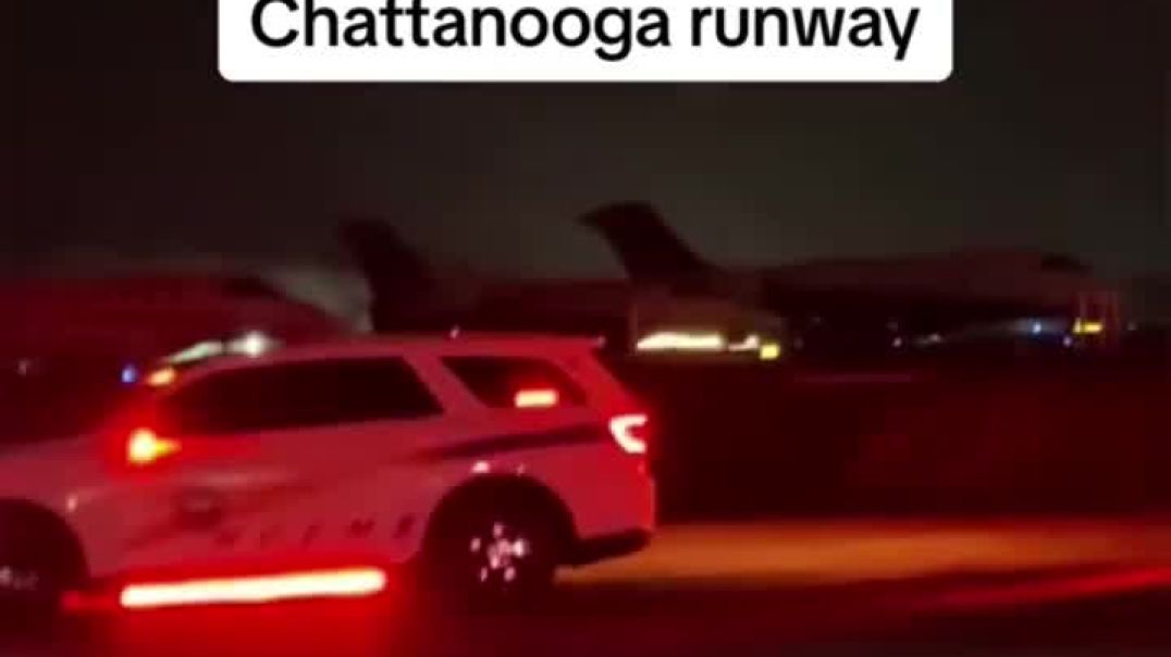 ⁣FedEx plane skids off runway as it crash lands at Tennessee airport