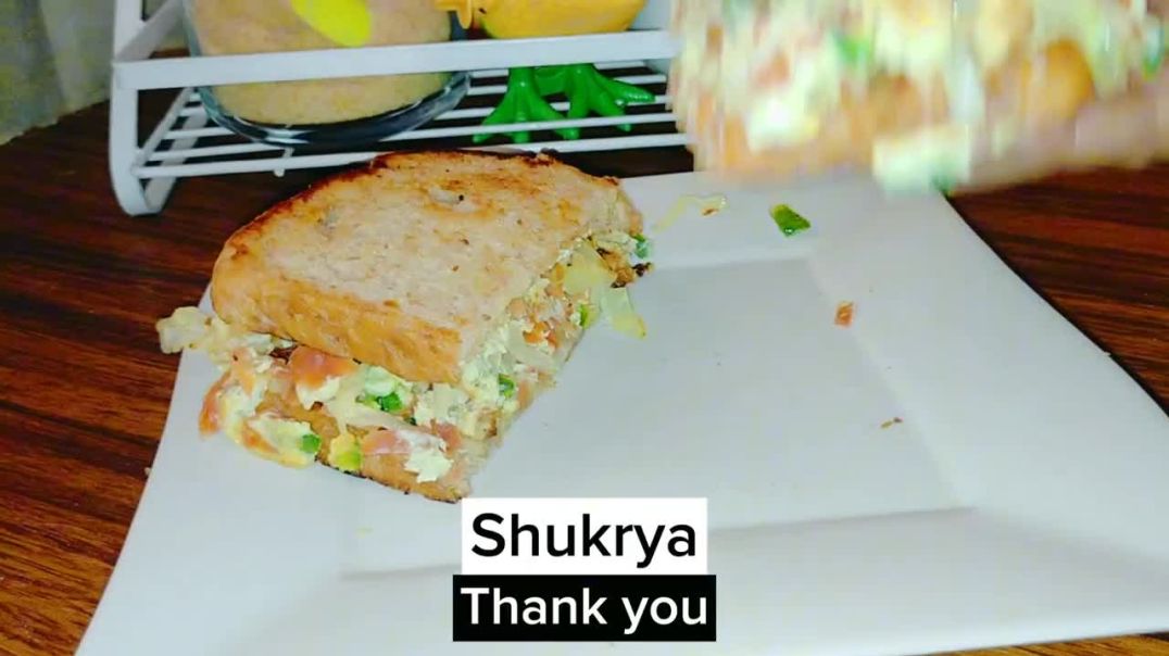 ⁣Sabzion Aur Eggs ka Zaiqydar Sandwich   Street Style Toast ki Easy Recipe  HRHamra