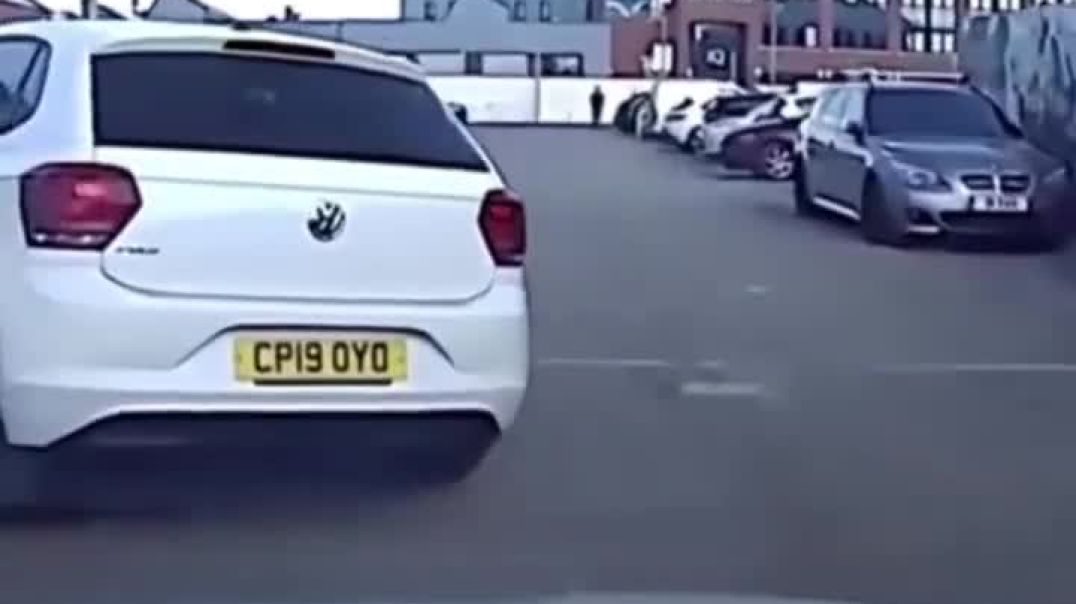 ⁣Video captures UK police chase before 13k worth of crack and heroin found in car