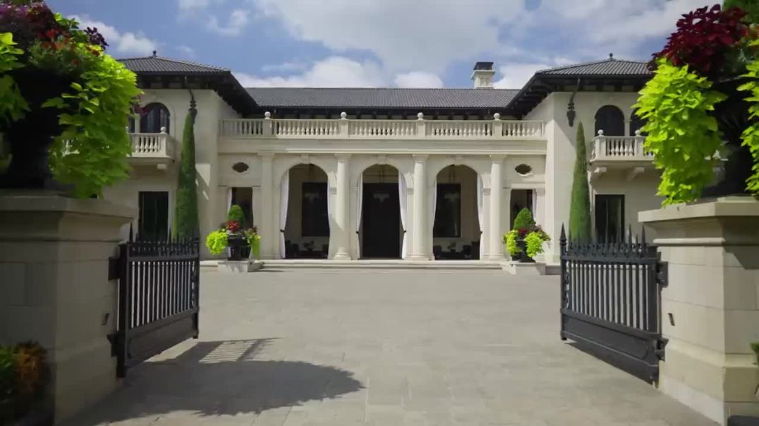 ⁣Italian Villa
